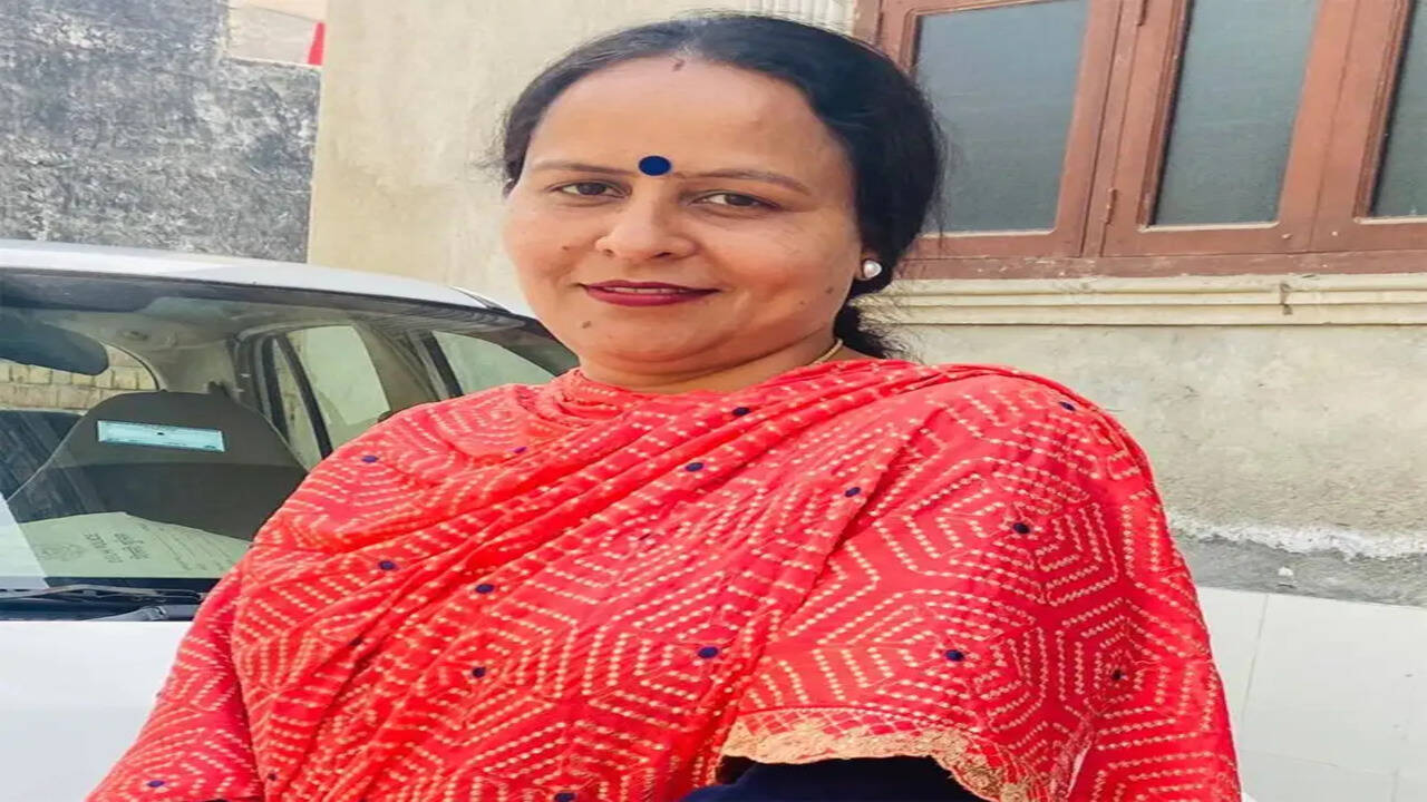 रोहतक की गेस्ट टीचर सुलेखा दलाल का सस्पेंशन समाप्त, कॉकरोच पार्टी में भागीदारी का मामला