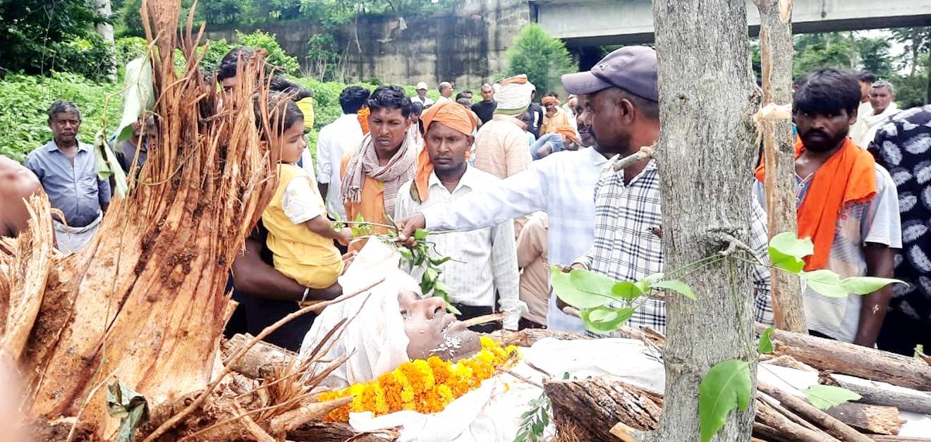 गोली लगने से मृत जवान प्रमोद पंचतत्व में विलीन