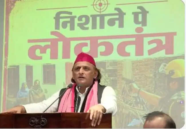 अखिलेश यादव की प्रेस वार्ता में लोकतंत्र पर मीडिया के प्रभाव पर चर्चा