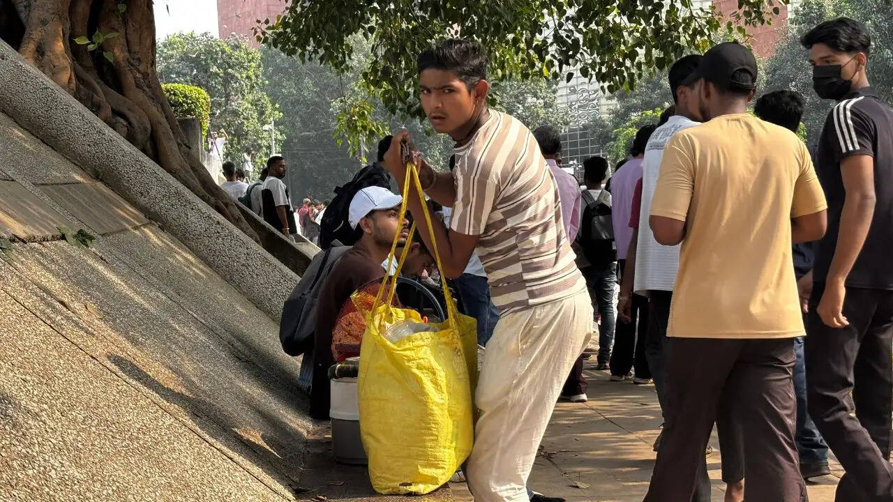 कनॉट प्लेस में प्रदर्शन का असर: फेरीवालों की कमाई में गिरावट