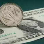 भारतीय रुपये की गिरावट: डॉलर के मुकाबले नया रिकॉर्ड