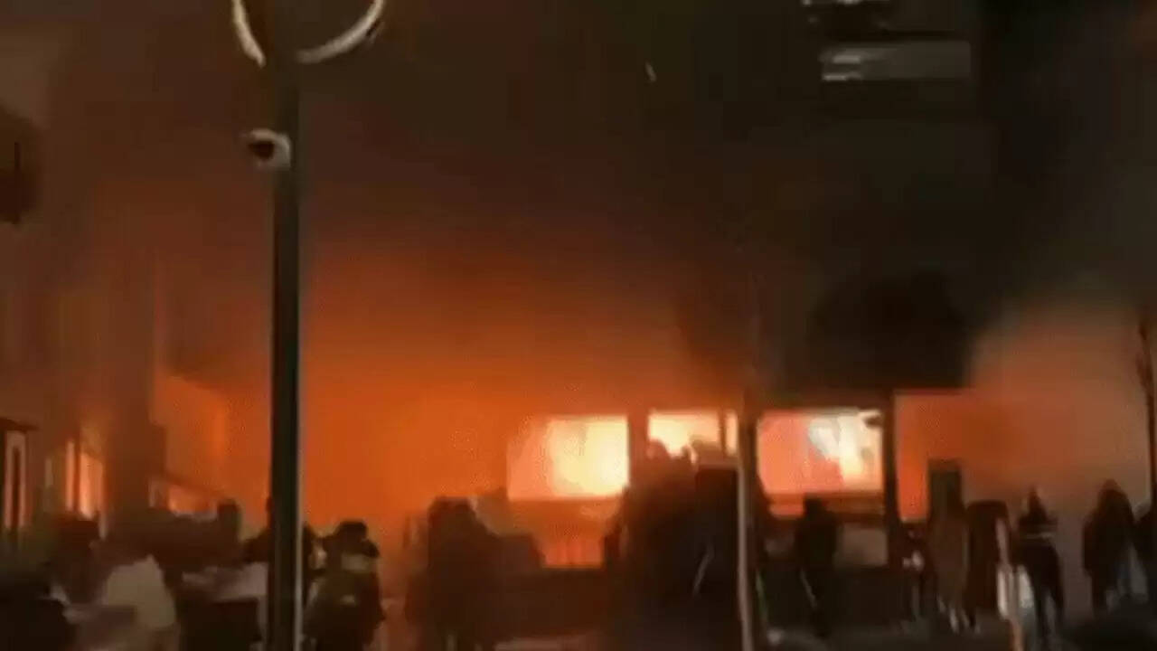 स्विट्जरलैंड में बार में आग लगने से कई लोगों की मौत, जांच जारी