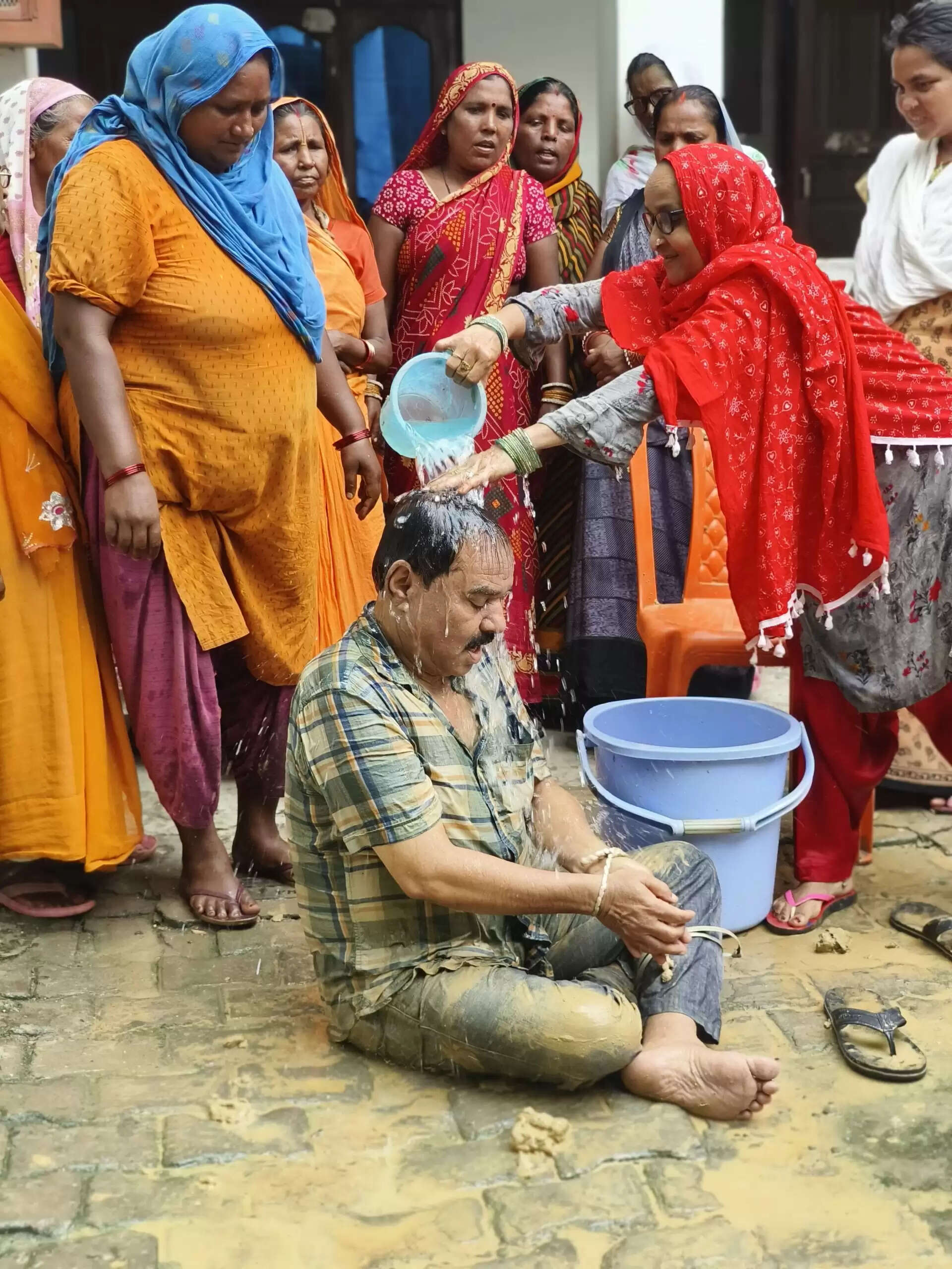 महिलाओं ने गुड्डू खान को कीचड़ से नहलाकर इंद्रदेव से बारिश की कामना की
