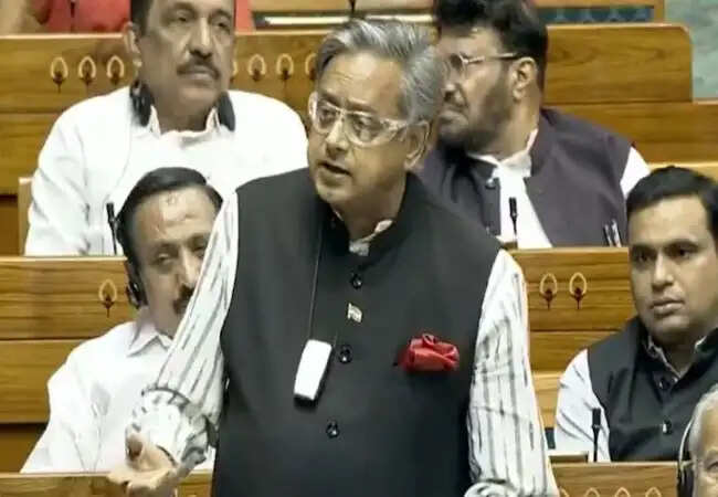 शशि थरूर की चेतावनी: परिसीमन से पहले महिला आरक्षण लागू करें