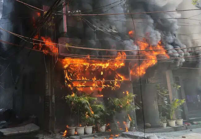 दिल्ली के मालवीय नगर में भीषण आग, 21 लोगों की मौत