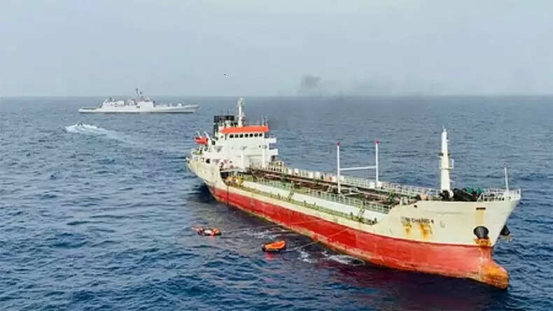 ईरान ने होर्मुज स्ट्रेट खोला, ट्रम्प ने किया धन्यवाद