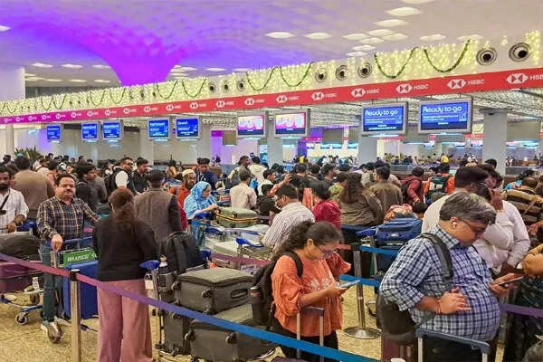 इंडिगो एयरलाइन की उड़ानें लगातार रद्द, 1000 से अधिक प्रभावित