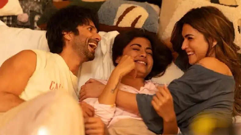कॉकटेल 2: कृति सेनन ने साझा की सेट से मजेदार तस्वीरें