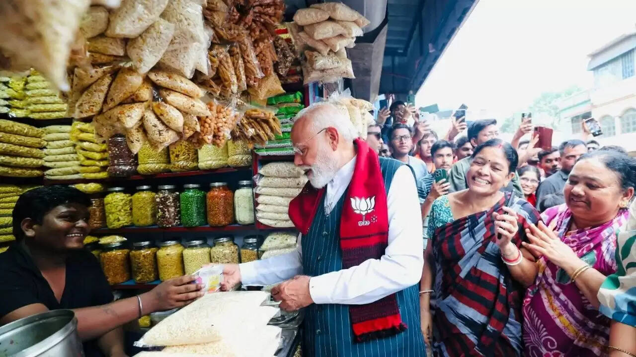 प्रधानमंत्री मोदी का झारग्राम दौरा: चुनावी प्रचार के बीच स्वादिष्ट झालमुड़ी का आनंद