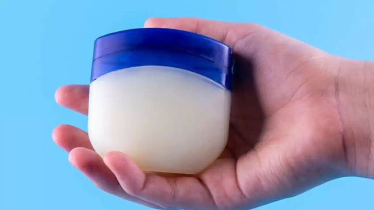 सर्दियों में त्वचा की देखभाल के लिए वैसलीन के 5 अद्भुत उपयोग