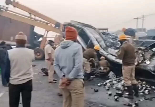 कर्नाटक में बस और लॉरी की टक्कर से हुआ भयानक हादसा, 9 की मौत