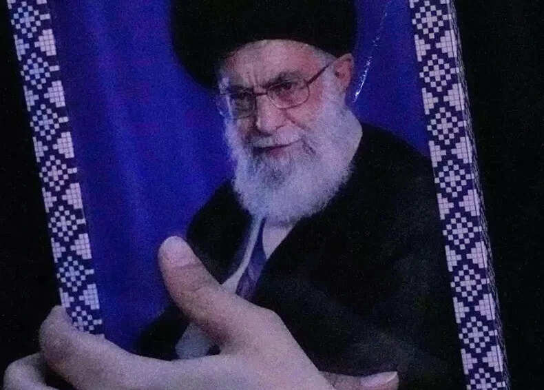 ईरान में अयातुल्ला खामेनेई के शव के लिए विदाई समारोह की तैयारी