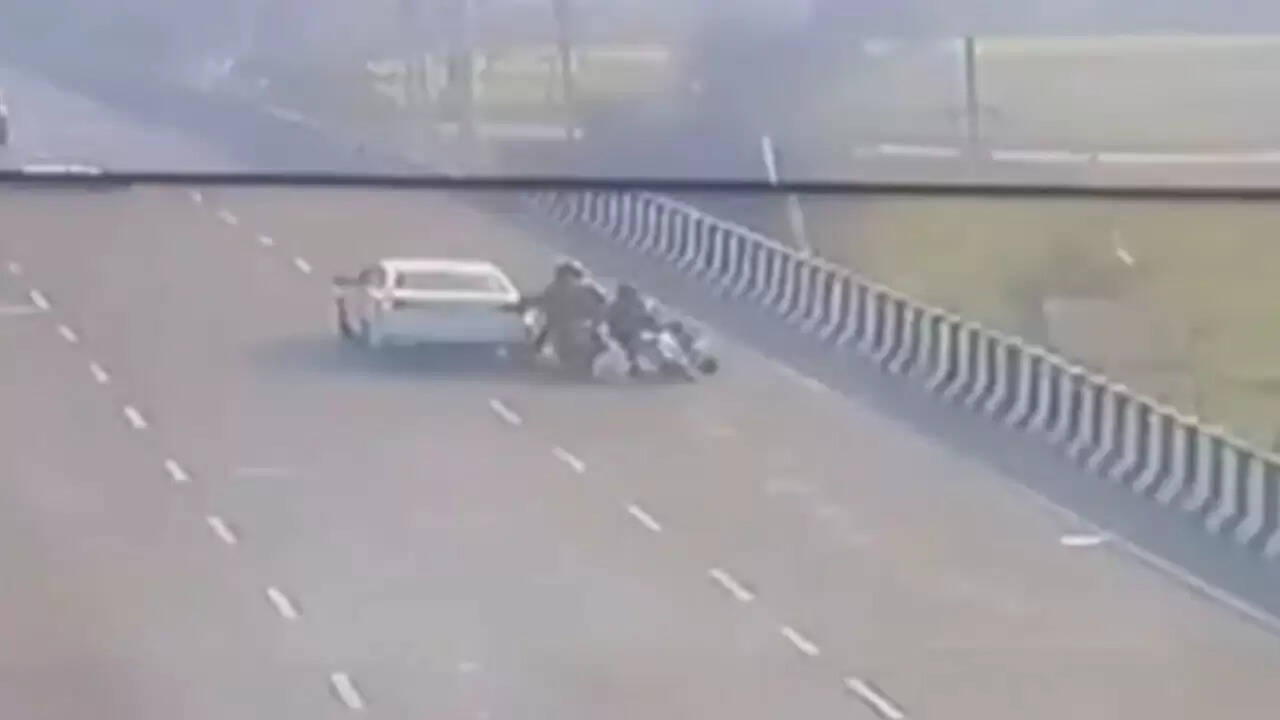 दिल्ली-लखनऊ राजमार्ग पर 85 लाख रुपये की लूट: पुलिस ने जारी की आरोपियों की तस्वीरें