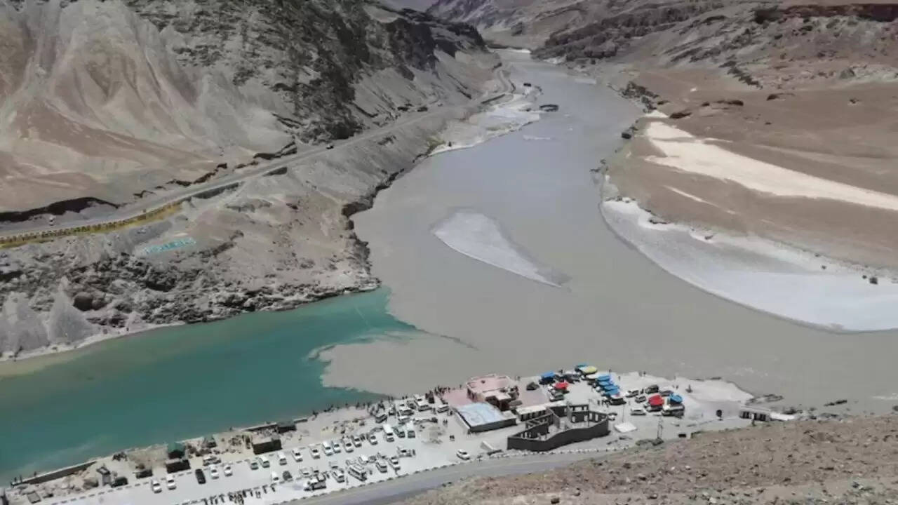 सिंधु जल संधि रद्द होने से पाकिस्तान में जल संकट: किसानों और मछुआरों का पलायन