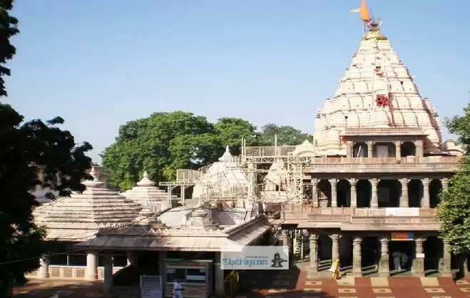 नाग पंचमी पर खुलता है अद्वितीय नागचंद्रेश्वर मंदिर, जानें इसकी खासियत