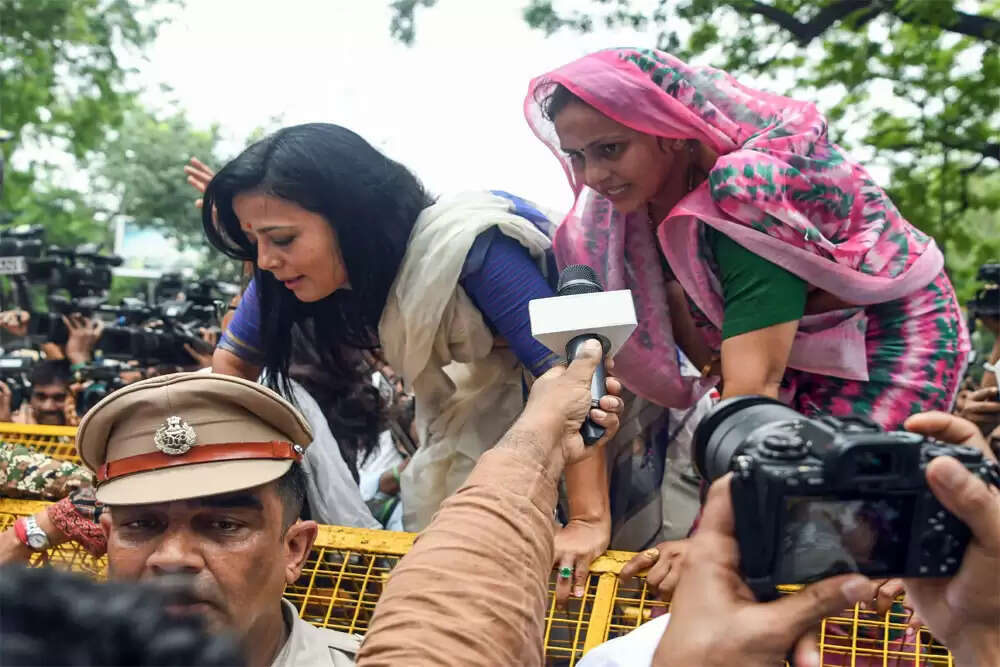 विपक्ष की लड़ाई चुनाव आयोग से नहीं, भाजपा से है