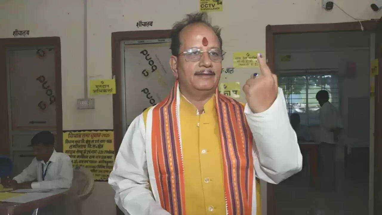 बिहार चुनाव में उपमुख्यमंत्री विजय सिन्हा पर हमले से बढ़ा विवाद, राजद पर गंभीर आरोप