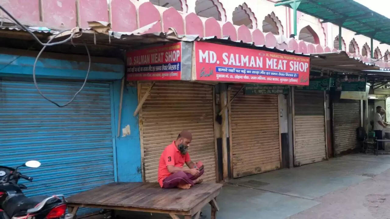 कांवड़ यात्रा पर मीट दुकानों के बंद होने का विवाद: धार्मिक ध्रुवीकरण की चिंता