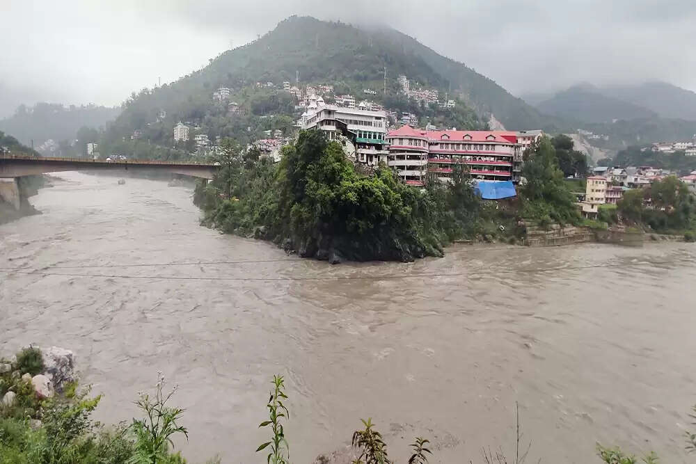 हिमाचल प्रदेश में मूसलधार बारिश से तबाही, कई लापता