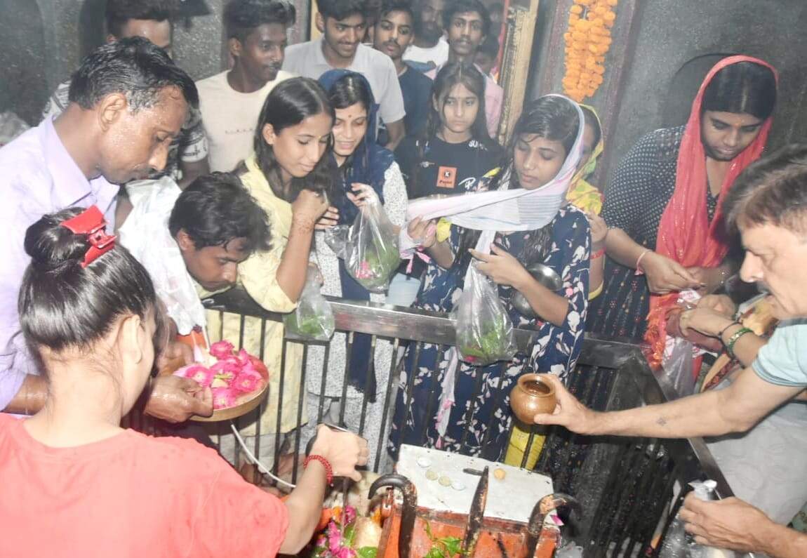 शिवरात्रि पर शिवालयों में हुआ भगवान आशुतोष का जलाभिषेक