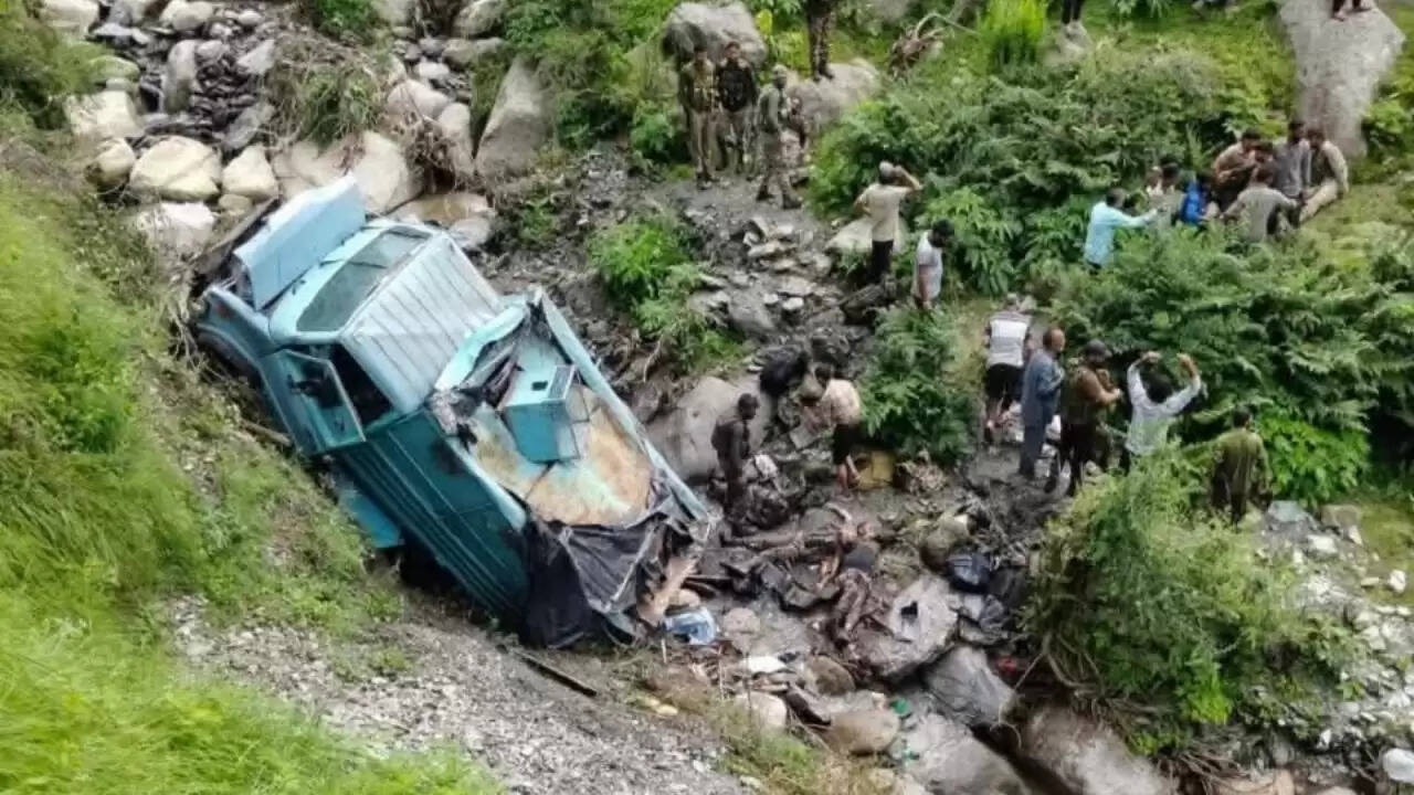 जम्मू-कश्मीर में CRPF जवानों की बस दुर्घटना: 23 जवानों में से 2 की जान गई