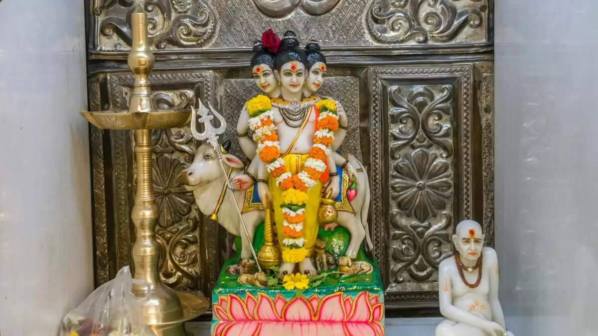 सोम प्रदोष व्रत 2025: पूजा विधि और शुभ मुहूर्त की जानकारी