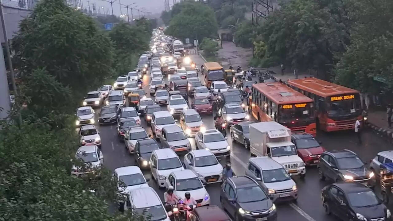 दिल्ली में बारिश से सड़कों पर जलभराव, सुप्रीम कोर्ट ने उठाए सवाल