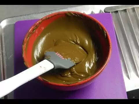 मेहंदी और बादाम के तेल का जादू: बुढ़ापे तक काले और घने बाल