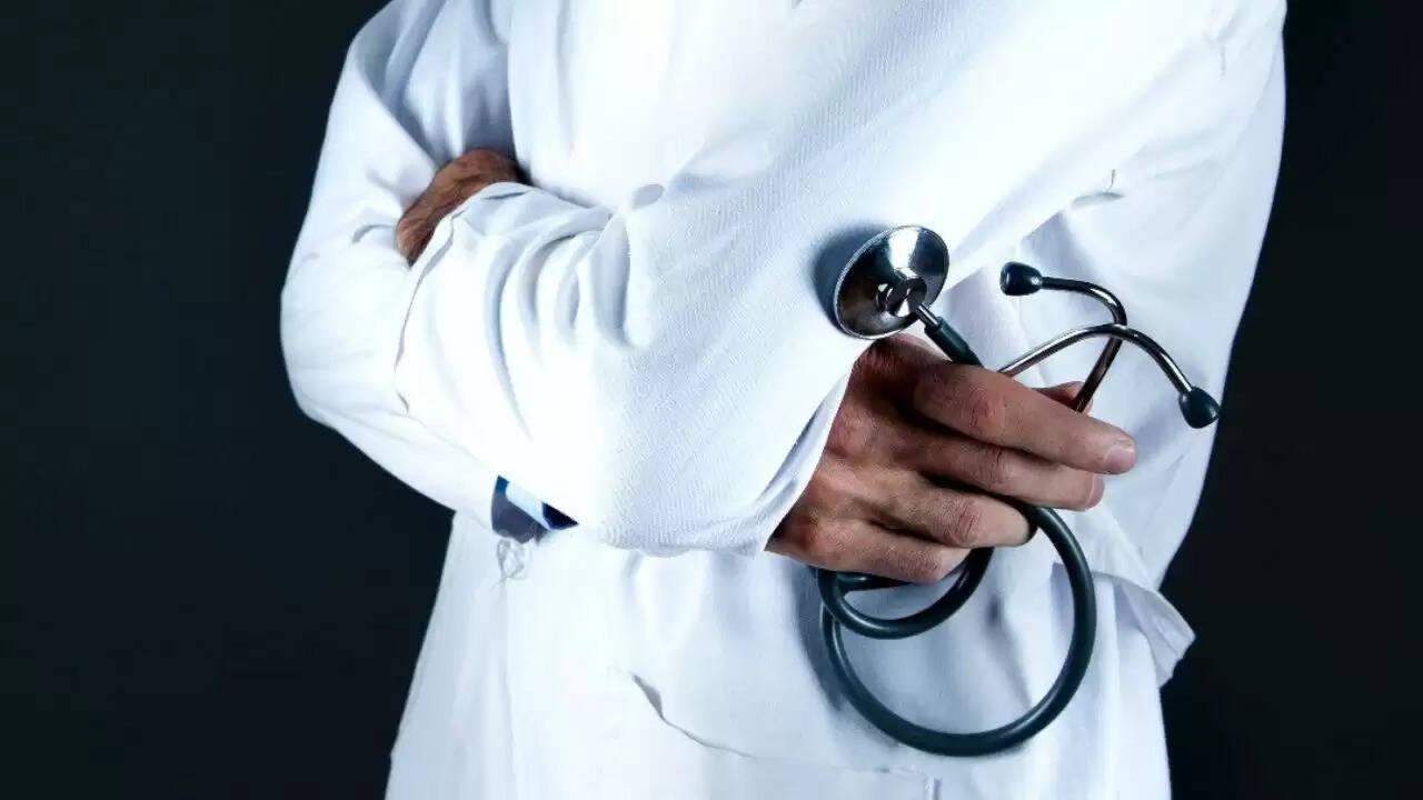 ब्रिटेन में पाकिस्तानी डॉक्टर का विवाद: सर्जरी के दौरान नर्स के साथ यौन संबंध का मामला
