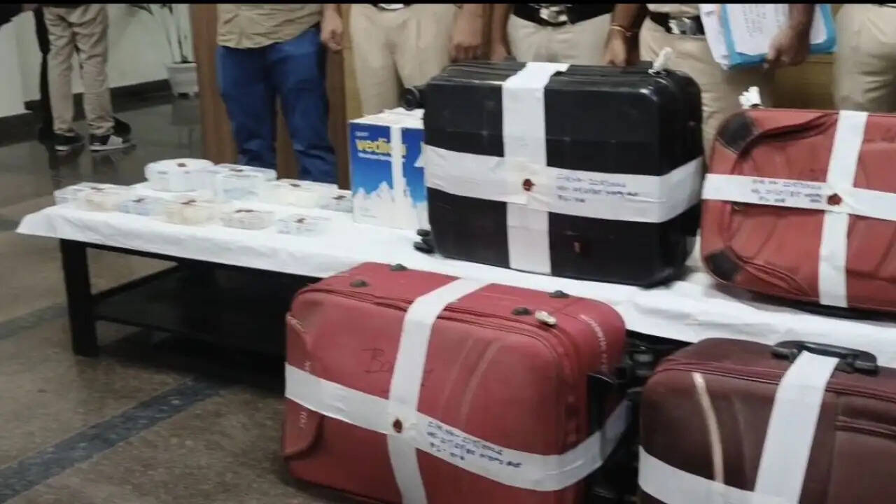 दिल्ली पुलिस ने ड्रग सिंडिकेट का भंडाफोड़ किया, करोड़ों की नकदी और स्मैक बरामद