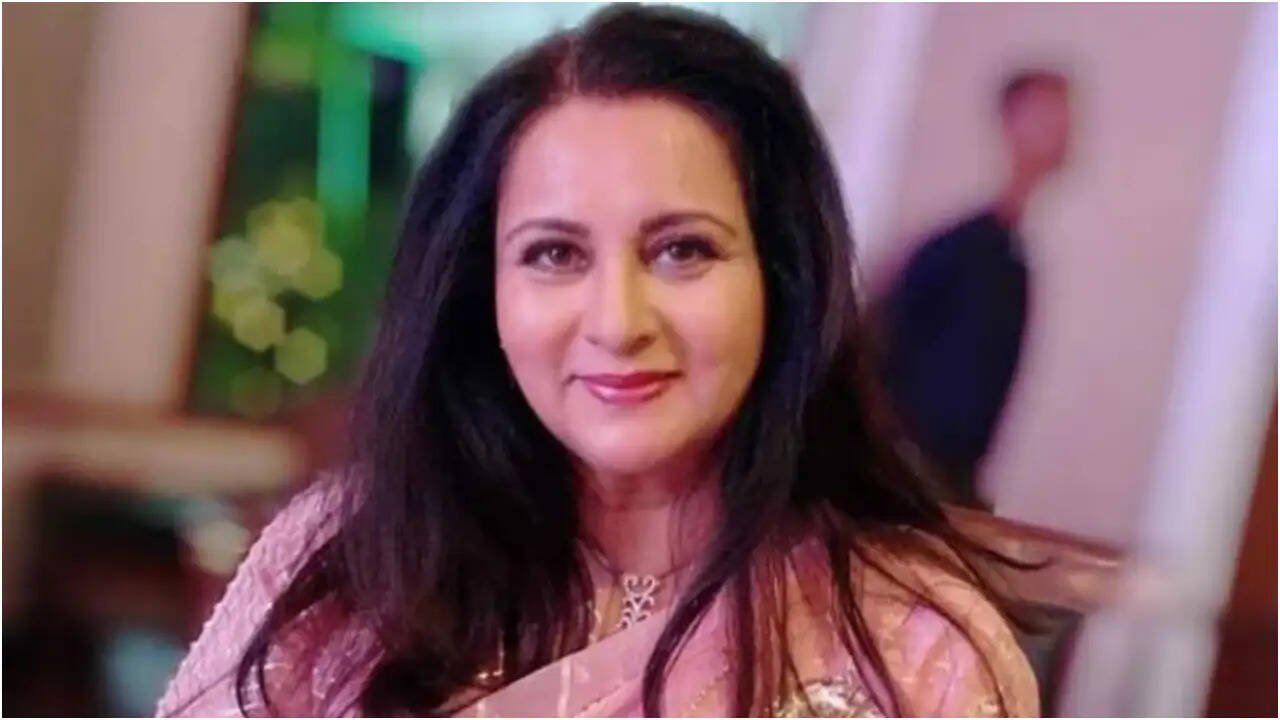 पूनम ढिल्लों: बॉलीवुड की चमकती सितारा और संघर्ष की कहानी