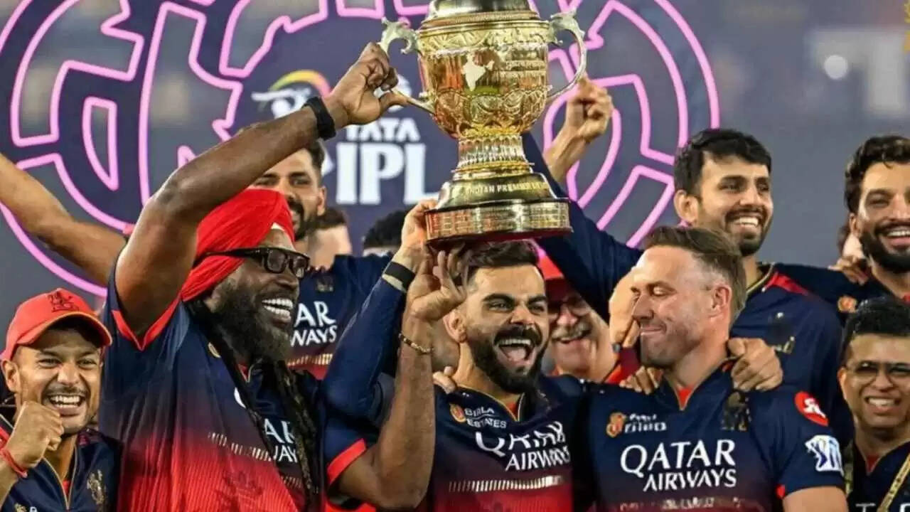 आरसीबी ने आईपीएल 2025 में ट्रॉफी जीती, रजत पाटीदार की कप्तानी में ऐतिहासिक जीत
