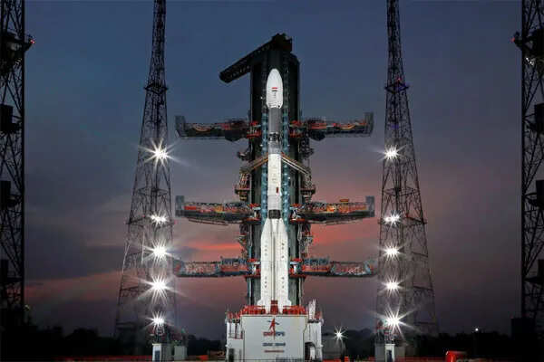 ISRO की नई योजना: 2040 तक 100 से अधिक सैटेलाइट्स और चांद पर मानव मिशन