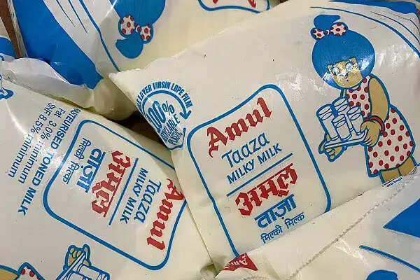 महंगाई का नया झटका: अमूल और वेरका ने दूध की कीमतें बढ़ाईं