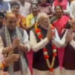 प्रधानमंत्री मोदी को एनडीए बैठक में सम्मानित किया गया