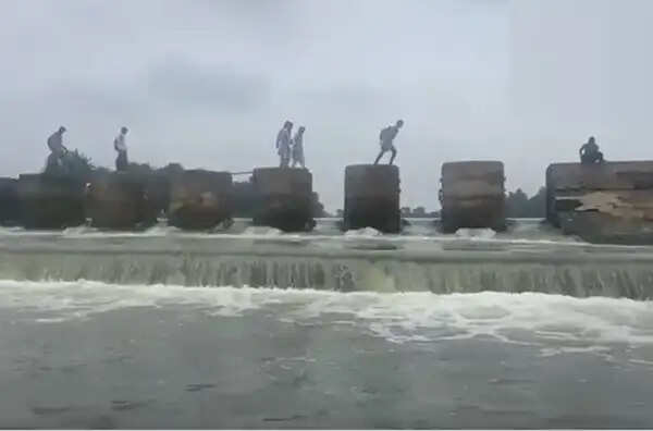 मप्र के विदिशा में जान जोखिम में डालने को मजबूर छात्र, स्टॉप डैम पर छलांगें लगाकर पहुंचते हैं स्कूल