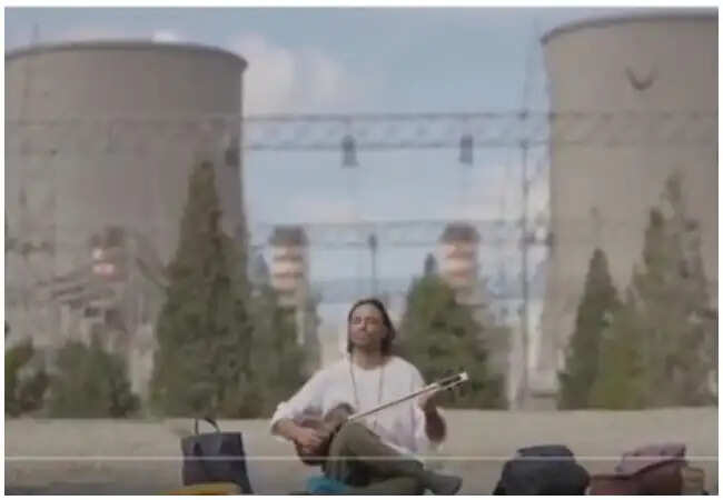 ईरानी संगीतकार ने ट्रंप की धमकी के बावजूद पावर प्लांट के सामने किया प्रदर्शन