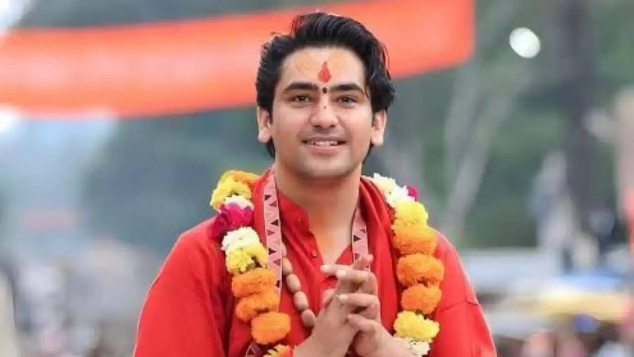 आगरा में पंडित धीरेंद्र शास्त्री का कार्यक्रम स्थगित, 20,000 श्रद्धालुओं की भीड़