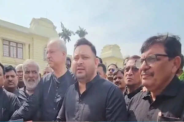 बिहार विधानसभा में हंगामे का माहौल: विपक्ष ने उठाए कुर्सियां