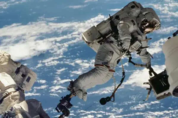 नासा का जीरो-जी कप: स्पेस में पानी पीने का नया तरीका