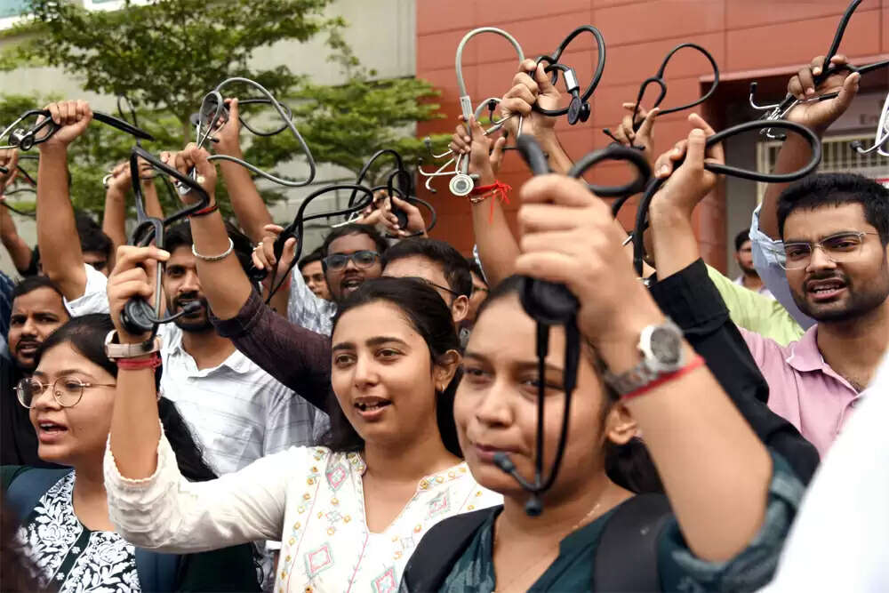 बीमा कंपनियों और अस्पतालों के बीच विवाद से प्रभावित हो रहे हैं पॉलिसीधारक