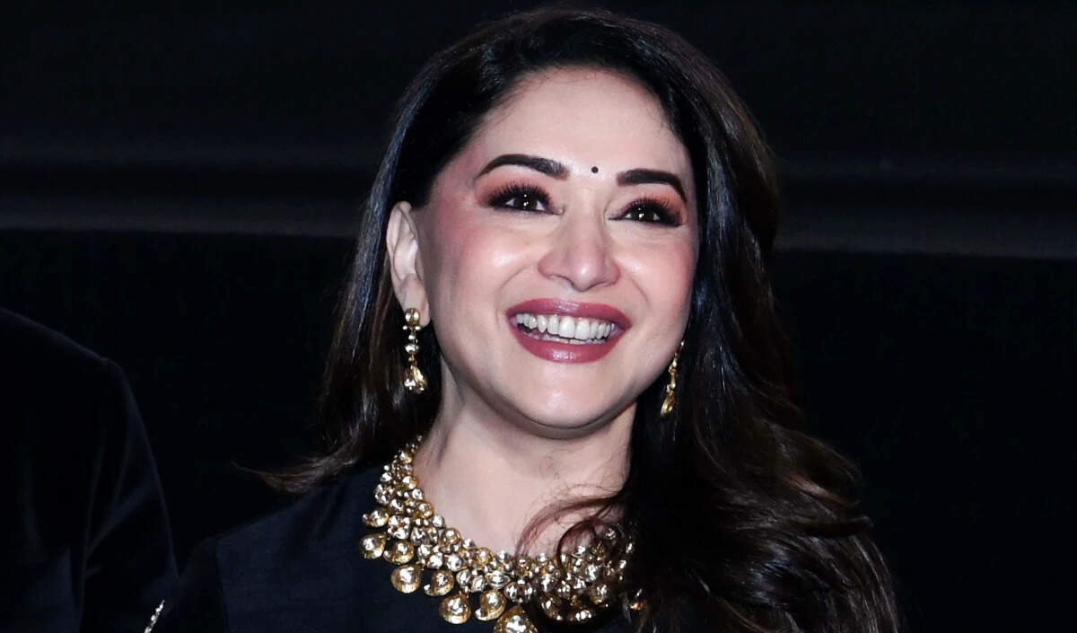 माधुरी दीक्षित के टोरंटो शो में देरी पर विवाद, प्रशंसकों की मिली-जुली प्रतिक्रियाएँ