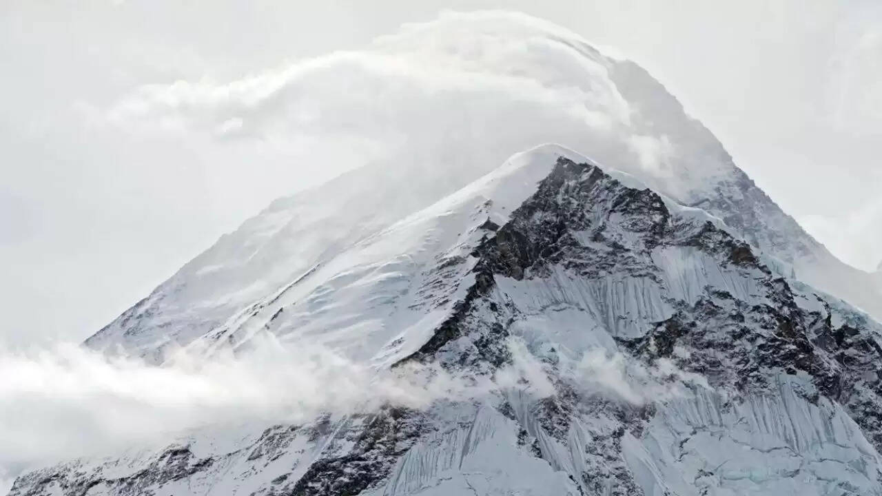माउंट एवरेस्ट पर बर्फीले तूफान ने बढ़ाई चुनौतियाँ