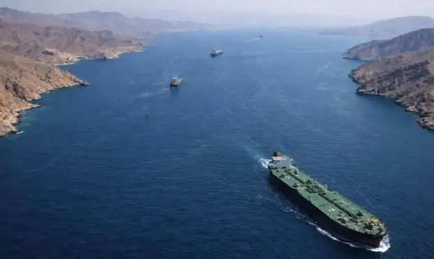 ईरान पर अमेरिका-इज़रायल संघर्ष: होर्मुज़ जलडमरूमध्य में शिपिंग पर प्रभाव