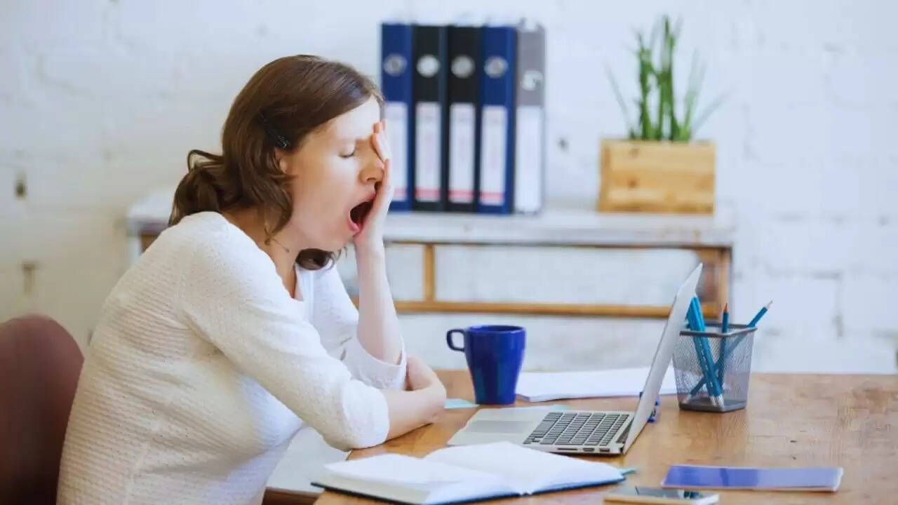 दोपहर के भोजन के बाद नींद: क्या यह स्वास्थ्य समस्या का संकेत है?