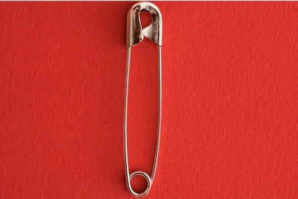 सेफ्टी पिन के छोटे छेद का रहस्य: एक अद्भुत इंजीनियरिंग