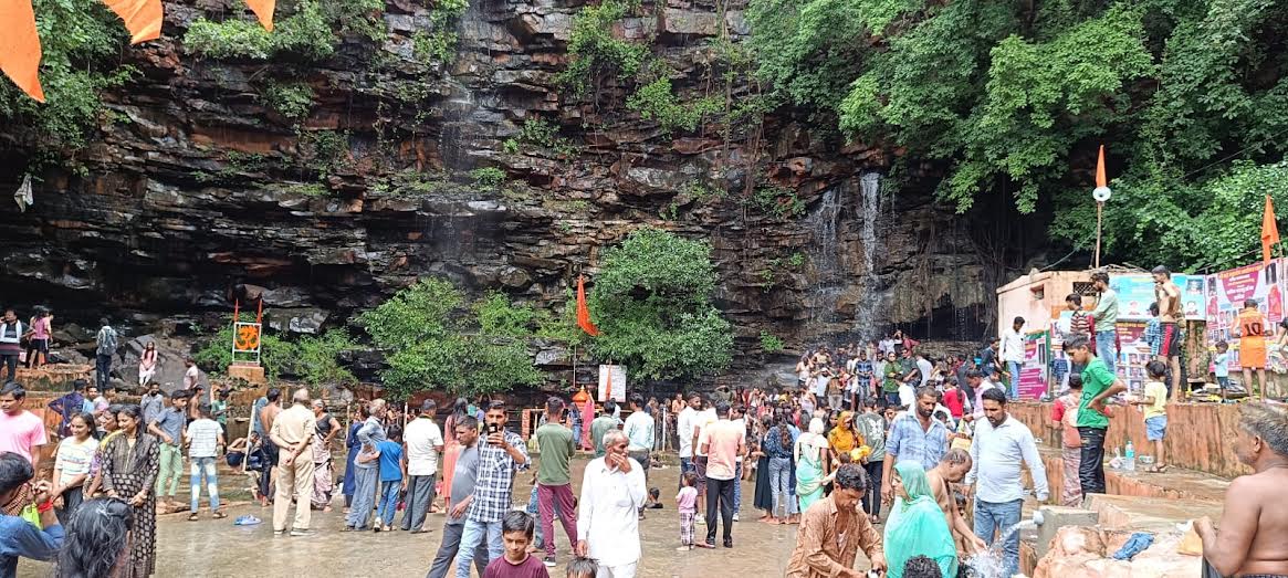 मंदसौरः भानपुरा क्षेत्र के पर्यटन स्थलों पर बारिश के बाद भारी भीड़, बड़ा महादेव में प्राकृतिक झरनों का लुफ्त उठाने पहुंच रहे पर्यटक