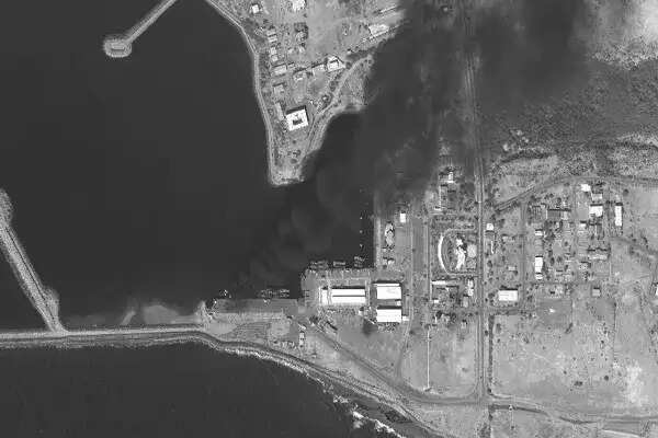 अमेरिका और इजरायल का ईरान के कोर्नाक नेवल बेस पर हमला