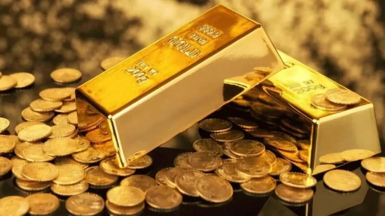 सोने की कीमतों में गिरावट: क्या अब खरीदने का सही समय है?