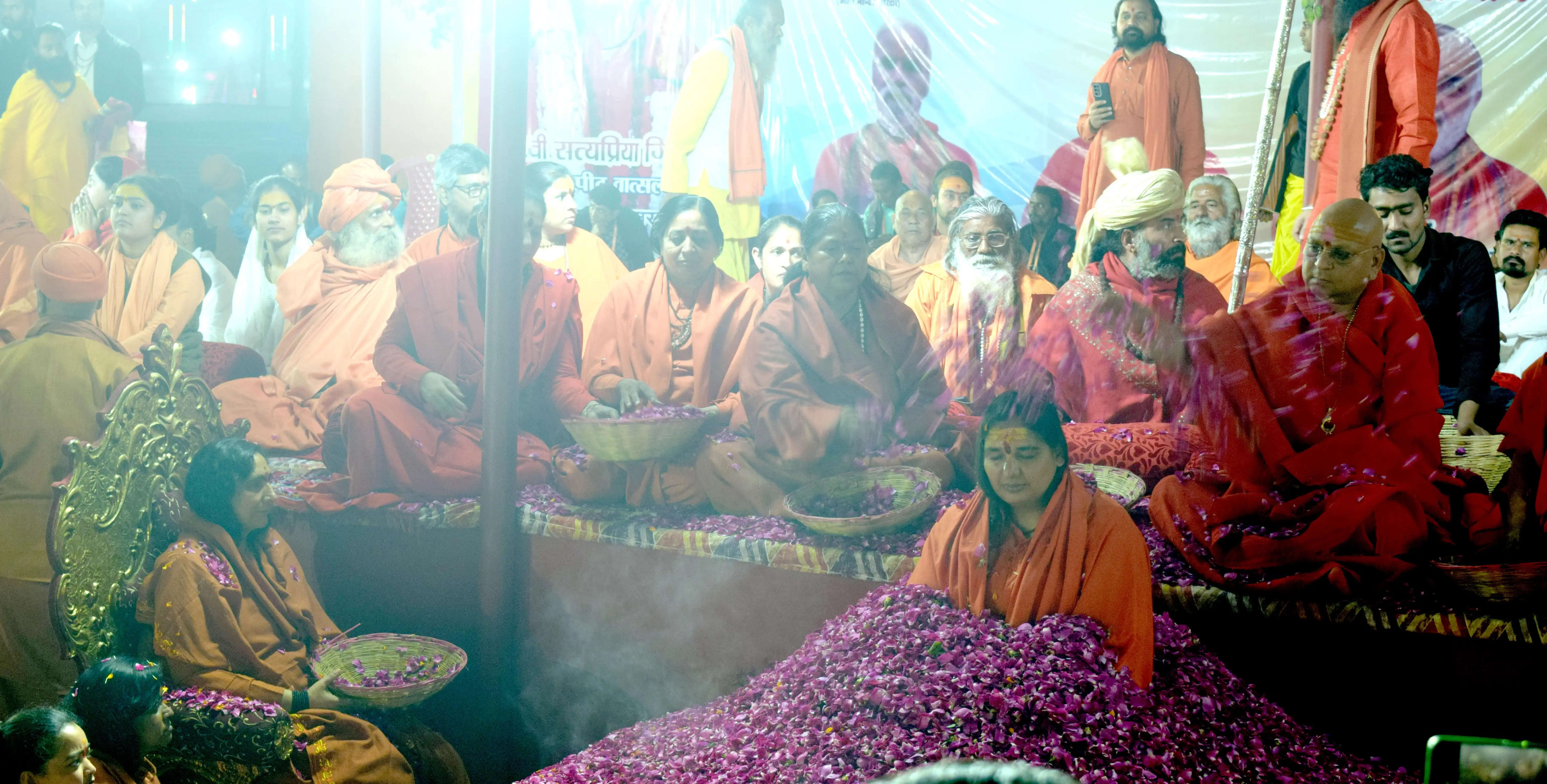 महाकुम्भ मेला क्षेत्र में निरंजनी अखाड़े में साध्वी सत्यप्रिया गिरी का पट्टा अभिषेक करते मंहत व महामडण्लेश्वर